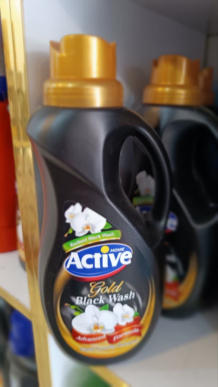 مایع. لباس مشکی اکتیو