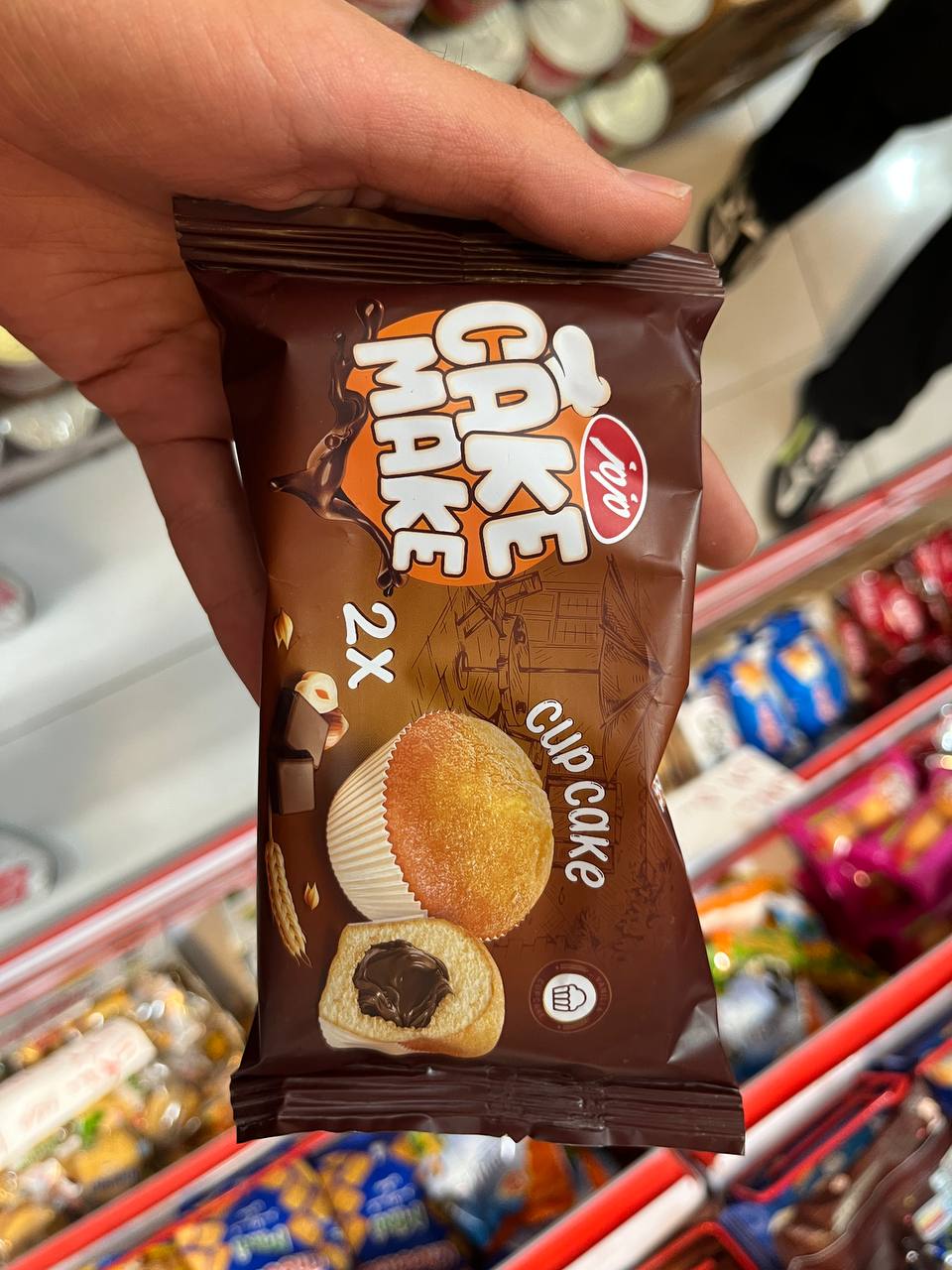 کیک دوقلو مزمز با کرم شکلات فندوق