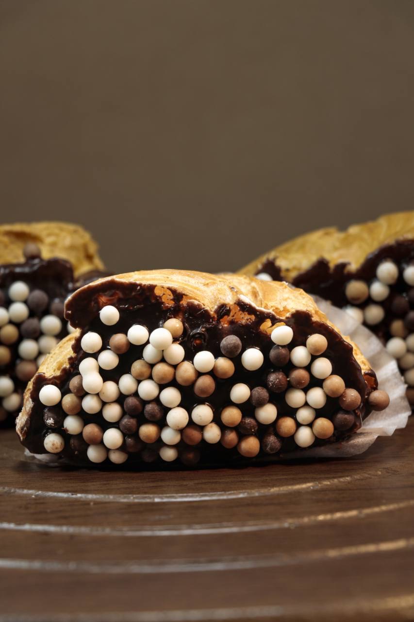 نون خامه ای با مغزی شکلات