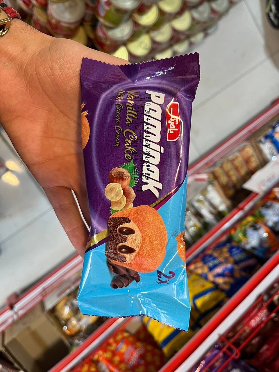 کیک دوقلو وانیلی با مغزی شکلات پامینک