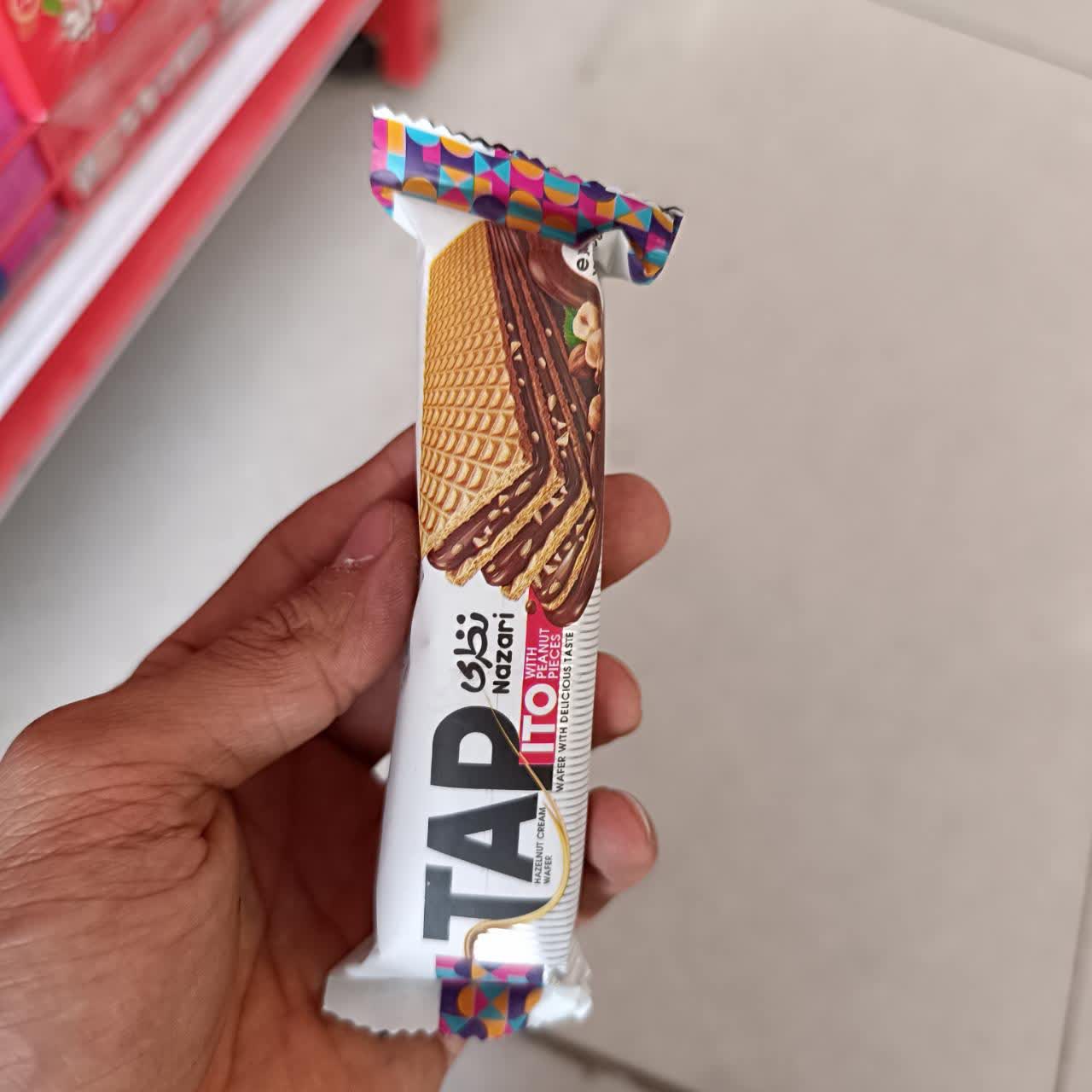 ویفر با کرم کاکائو و بادام زمینی با طعم فندق تاپیتو نظری 50 گرمی