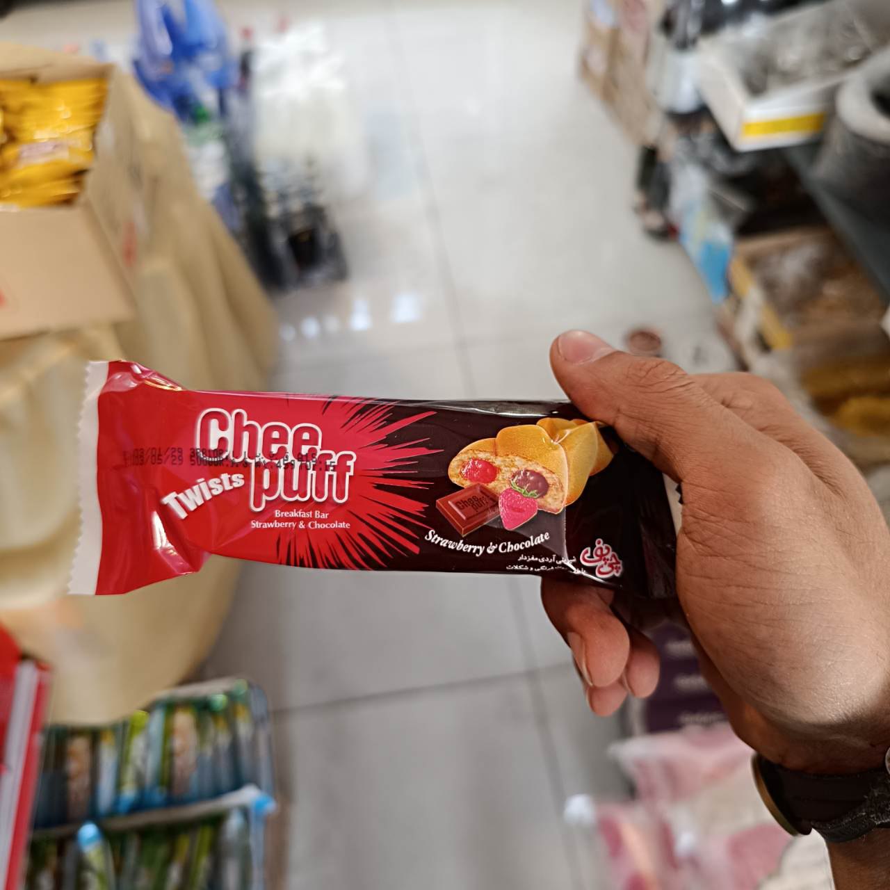 کیک توت فرنگی و شکلات چی پف